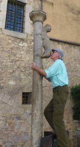 tom kissing the Girona lion