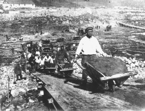Gulag prisoners building the Moscow Canal 